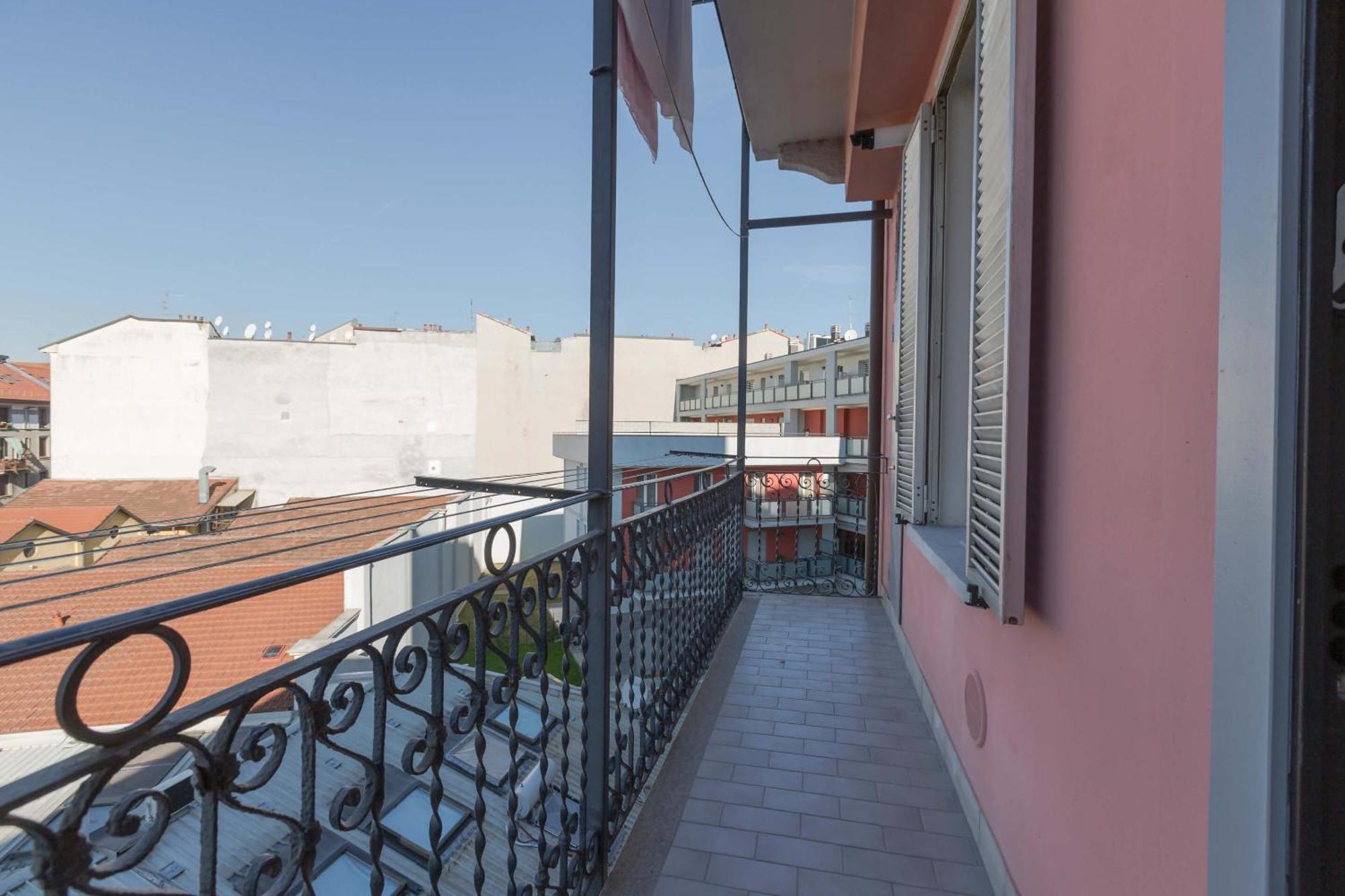Stylish Studio Skyline View Modern Amenities Apartment